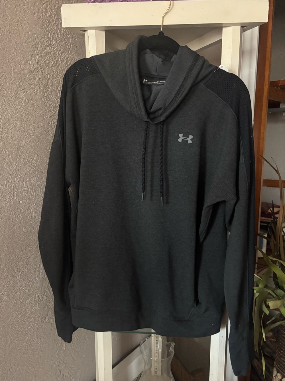 Under Armour Men’s charcoaled Black Pullover funnel neck collar